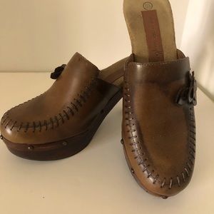 American Eagle Leather Cloggs